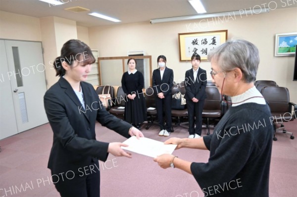 奨学生証を受ける