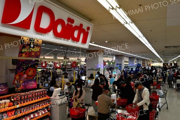 オープン記念の特売品を買い求める客でにぎわう店内（２７日午前９時１５分ごろ、須貝拓也撮影）