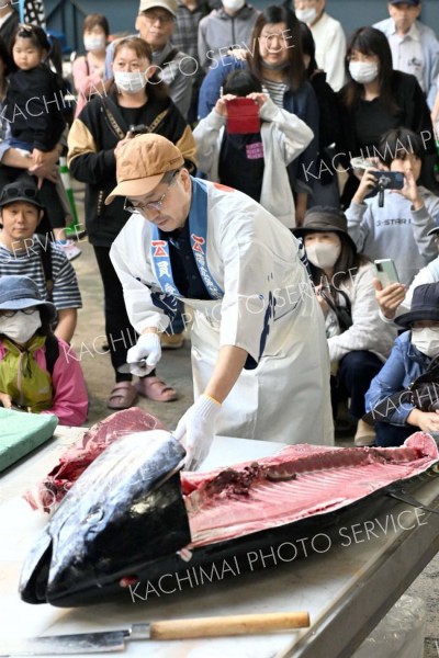 「生本まぐろ丼、すごくおいしい！」　マグロ解体ショーに歓声　「おびひろ市場まつり」盛況