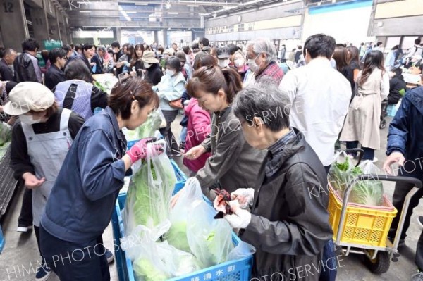 新鮮野菜を買い求める客でにぎわう市場（２９日午前１０時２０分ごろ、須貝拓也撮影）