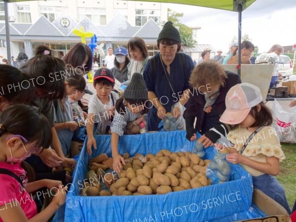 演奏や手品、飴細工も　催した際に「六中祭」　プラザ六中