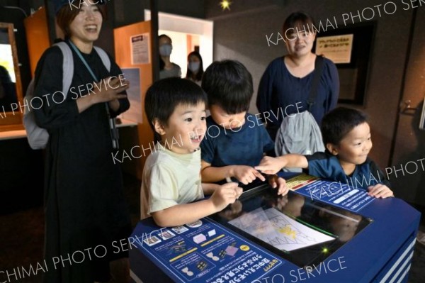 「これからも親しまれる施設に」　児童会館６０周年セレモニー　空中にお絵描き、新展示も