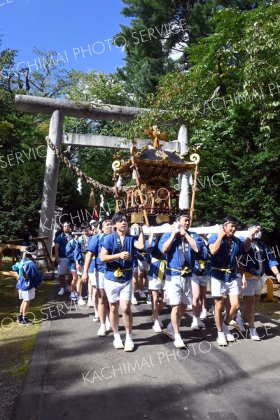 音更神社の下境内を出発する神社みこし