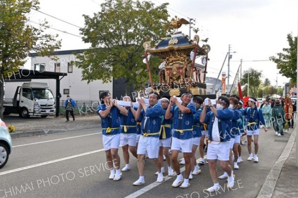 神社みこしが沿道を練り歩き本祭を地域住民らにふれ込んだ