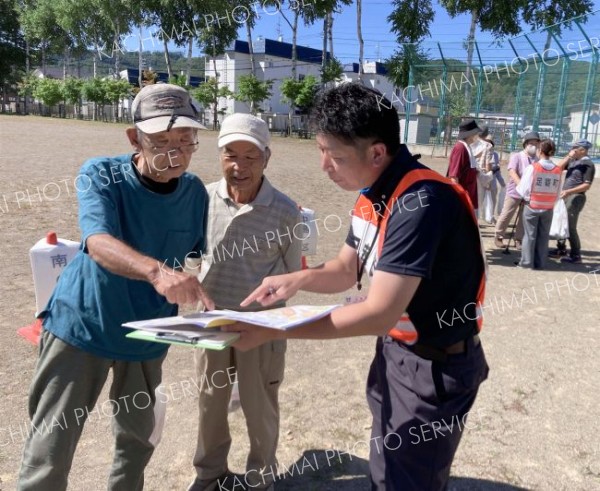 初めてとなる巨大地震を想定した全町避難訓練で、足寄町職員と避難経路などを確認する町民ら