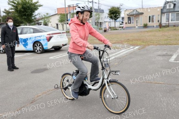 水素で動くＦＣ自転車に試乗する来場者