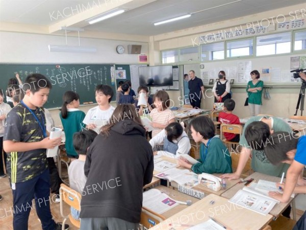 初の合同地域参観日で授業を通じて交流する本別中央小と仙美里小の児童たち