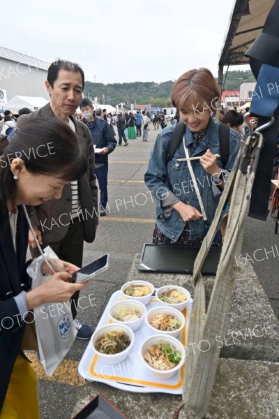 どれから食べようかな―。素材の味わいを楽しめるかけや、天ぷらを載せたそばなど、各店が工夫を凝らして提供する味を食べ比べして楽しむ来場者