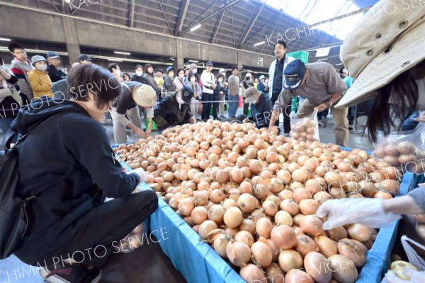 海産物ばかりではなく、新鮮野菜も多数登場。野菜の詰め放題は人気を集めた