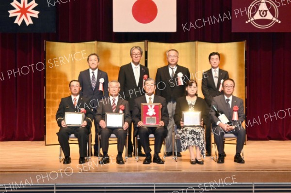 池田名誉町民贈呈　２６年ぶり８人目　出身の造形師村瀬さんには特別栄誉賞 2