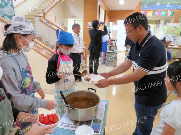 調理した料理を盛り付ける児童ら