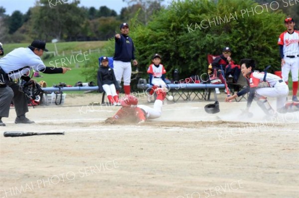 【決勝・豊成ファイターズ―ウエストマリナーズ】豊成は五回、２死から敵失の間に一走中正広佳がホームを陥れ６－５と勝ち越し点を挙げた