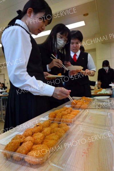 コロッケの試食に臨む生徒