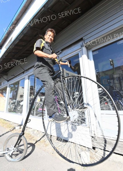 前輪は直径１３０センチ　レトロ自転車を川瀬商会が展示