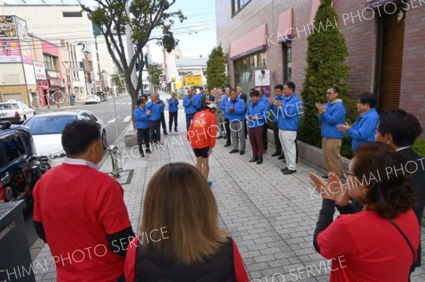 管内のロータリークラブ会員らに激励される