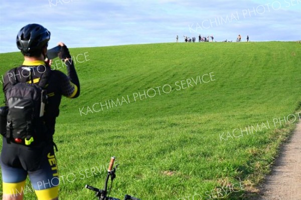 豊頃のグラベルコースの途中、絶景ポイントで写真を撮る参加者