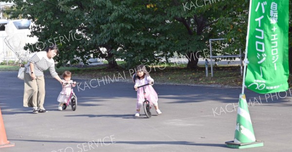 自転車の試乗をする子どもたち