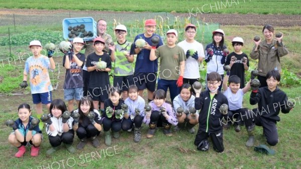 幕別忠類小で育てたカボチャを収穫　円山動物園のゾウにプレゼント