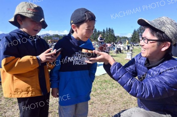 清水産のニンニクを頬張る子ども