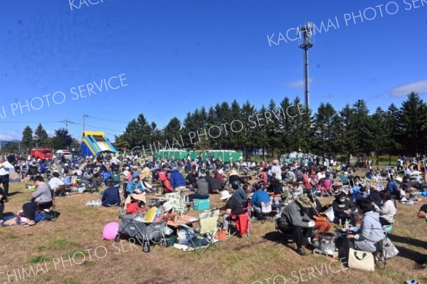 多くの来場者で賑わう祭り会場