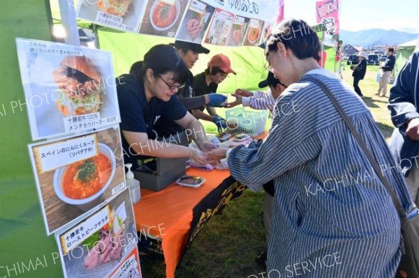 各店こだわりのニンニク創作料理も人気だった