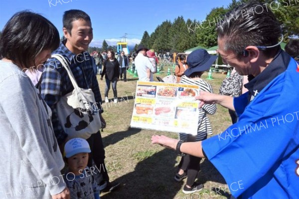 大勢の来場者に販売スタッフの売り込みにも力が入る