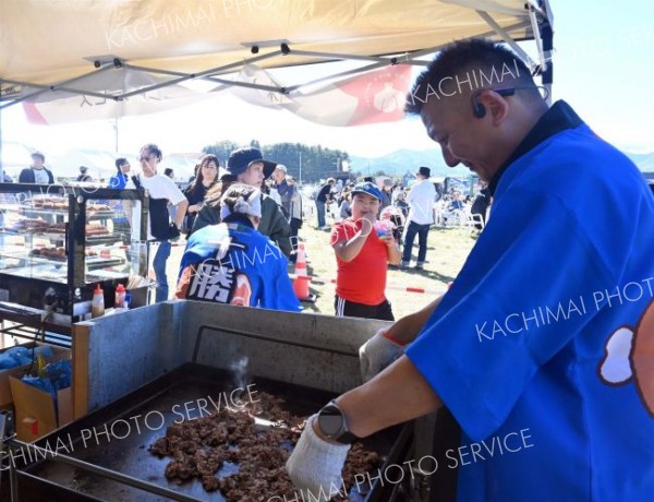 好評だった十勝若牛の販売ブース。焼き職人の手さばきも見事