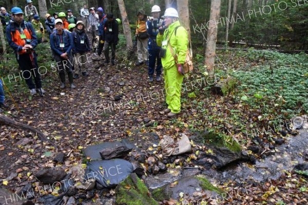 なだらかな扇状地の山麓。（右下を流れる）小川が土砂を運んだ