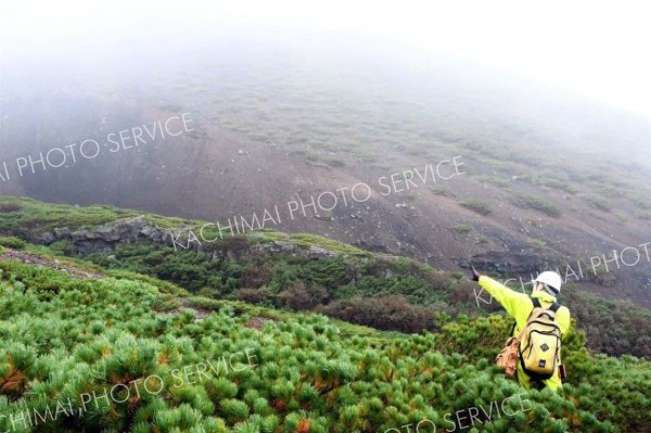 阿寒富士（奥）と雌阿寒岳（手前）の境目では、地表に露出した溶岩流（左から右下へ流れた）が見られた