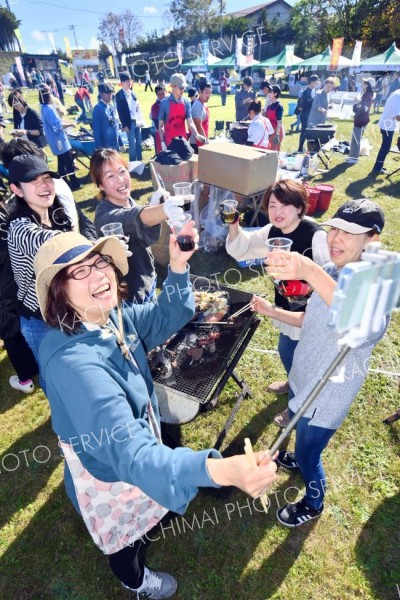 秋空の下　ワインと肉に舌鼓　池田町で祭り