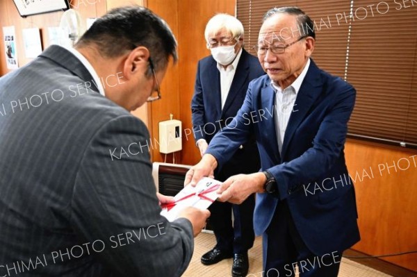 目録を手渡す笹井会長