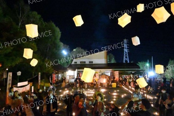 秋の夜空にランタンふわり　浦幌神社で明大生考案イベント