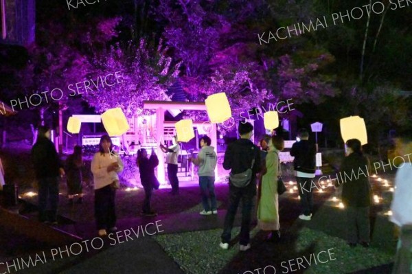 秋の夜空にランタンふわり　浦幌神社で明大生考案イベント 2