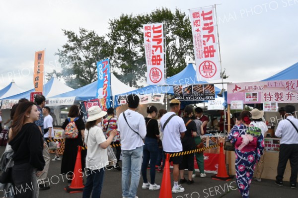 イベントや物産展では行列が途切れることはない（８月１３日、勝毎花火大会）