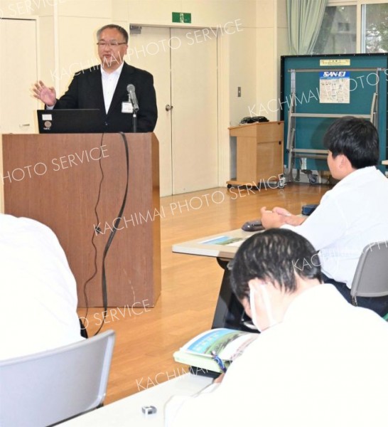 池田町のワイン事業について授業を行う