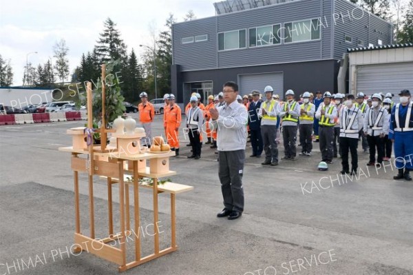 冬期の交通安全と雪氷対策作業の無事を祈願する鈴木所長