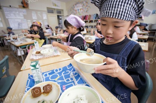 「海の味がしておいしい」　アキアジ汁に大満足　広尾ふるさと給食