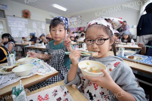 地元で水揚げされた秋サケを味わう広尾小の児童