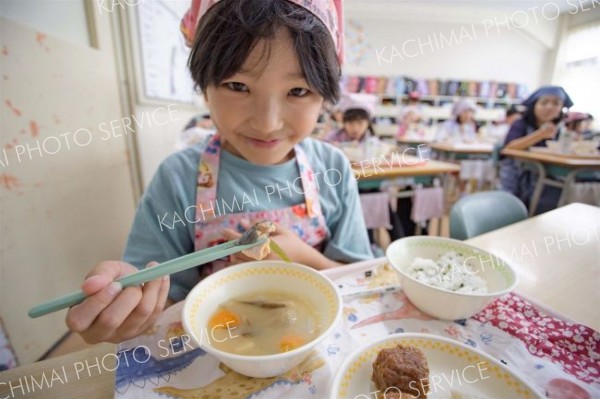 地元で水揚げされた秋サケを味わう広尾小の児童