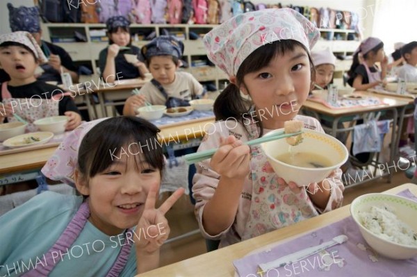 地元で水揚げされた秋サケを味わう広尾小の児童