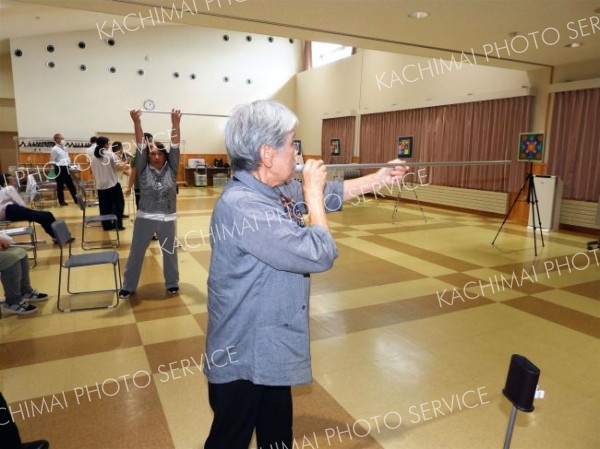 吹き矢に挑戦　身体障害者福祉協会浦幌町分会研修会