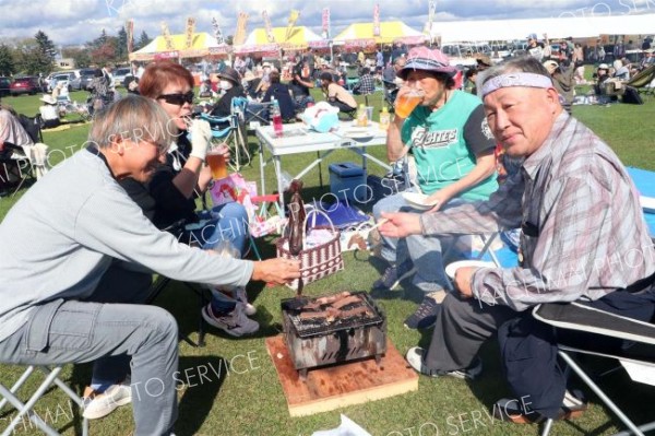 焼き肉を楽しむ来場者