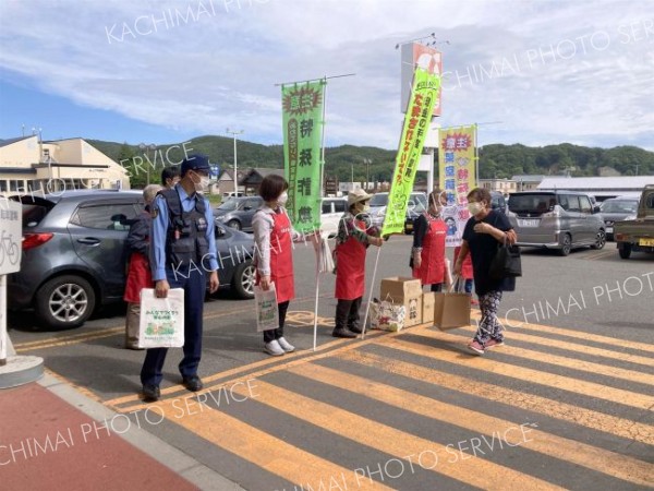 来店客に特殊詐欺被害防止を訴える足寄町消費者協会員