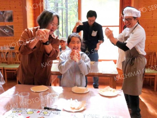 中札内でミニピザ作り体験　満寿屋商店の杉山社長を講師に