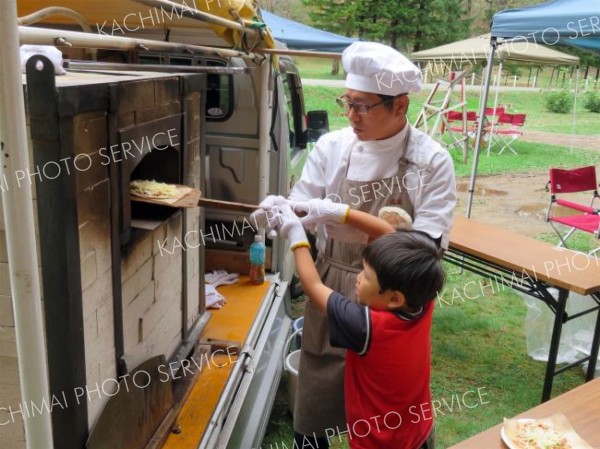 杉山社長とピザ焼きに挑戦する子ども