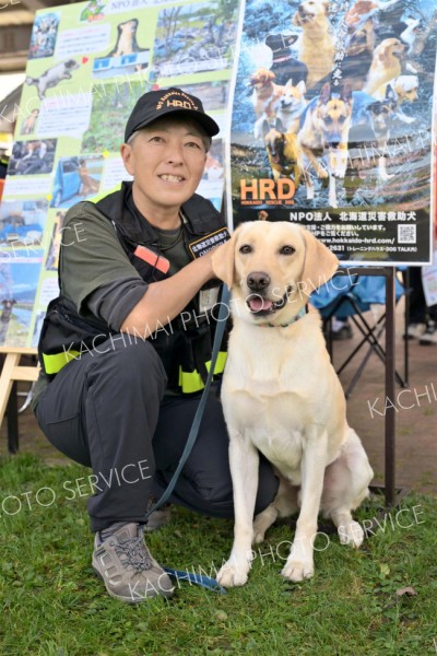 小野寺理事長と、能登半島地震の被災地でも活動したラブラドール・レトリーバーの「ジーク」