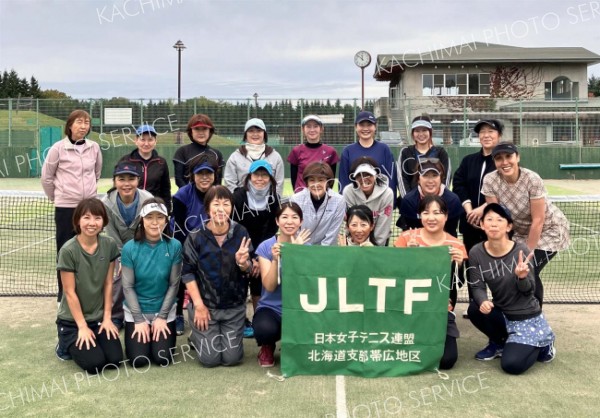 秋季親睦女子テニス大会、２５人参加