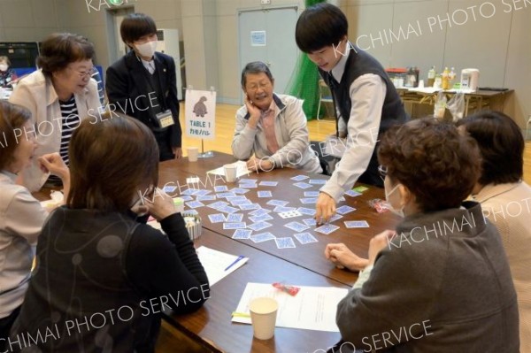 幕別清陵高校生が「サロン」で高齢者とトーク　地域連携プロジェクト