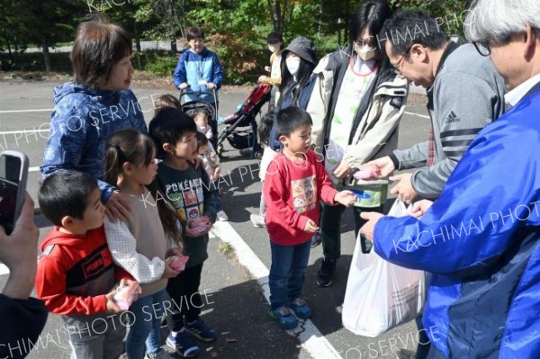 地域住民から餅を手渡される尾田こども園の園児