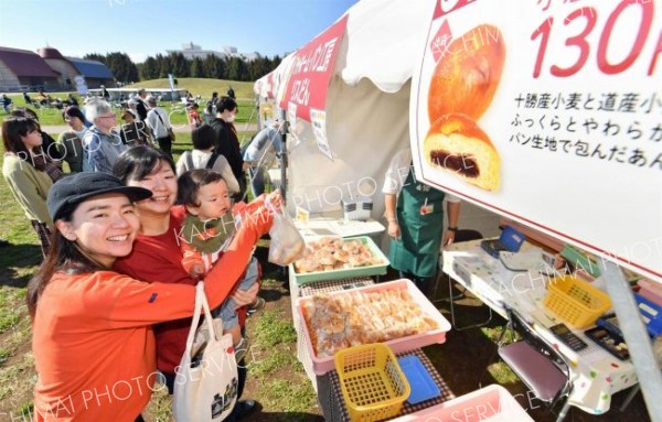 お目当てのあんパンに長蛇の列　「あんぱん祭り」初日からにぎわう